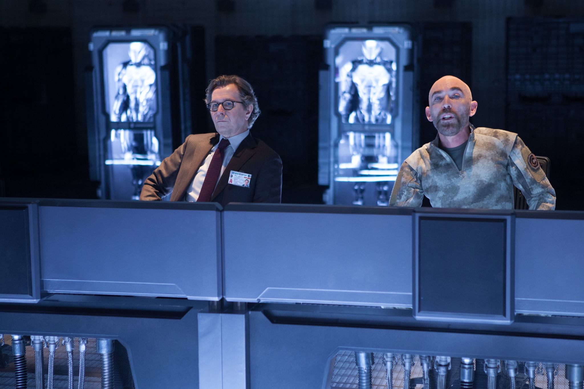 Still of Gary Oldman and Jackie Earle Haley in Robotas policininkas (2014)