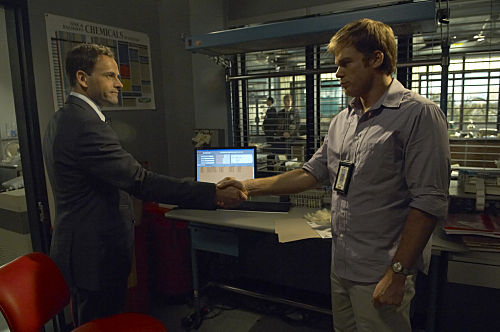 Still of Jonny Lee Miller and Michael C. Hall in Deksteris (2006)