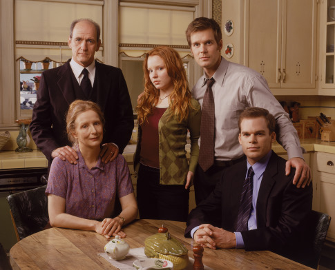 Still of Lauren Ambrose, Frances Conroy, Michael C. Hall, Richard Jenkins and Peter Krause in Sesios pedos po zeme (2001)