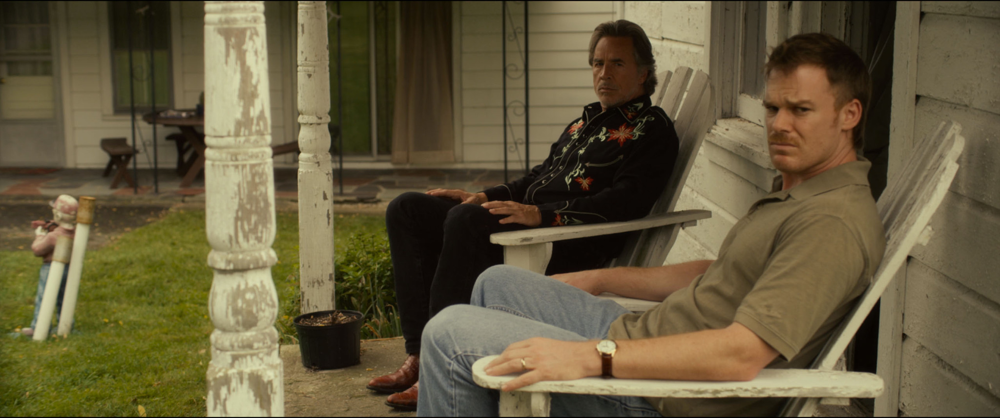 Still of Don Johnson and Michael C. Hall in Cold in July (2014)