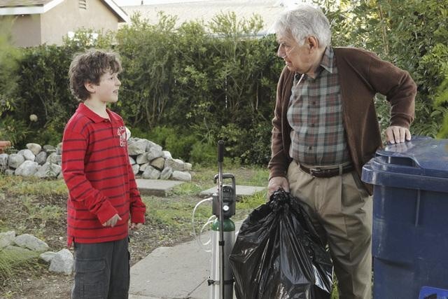 Still of Philip Baker Hall and Nolan Gould in Moderni seima (2009)