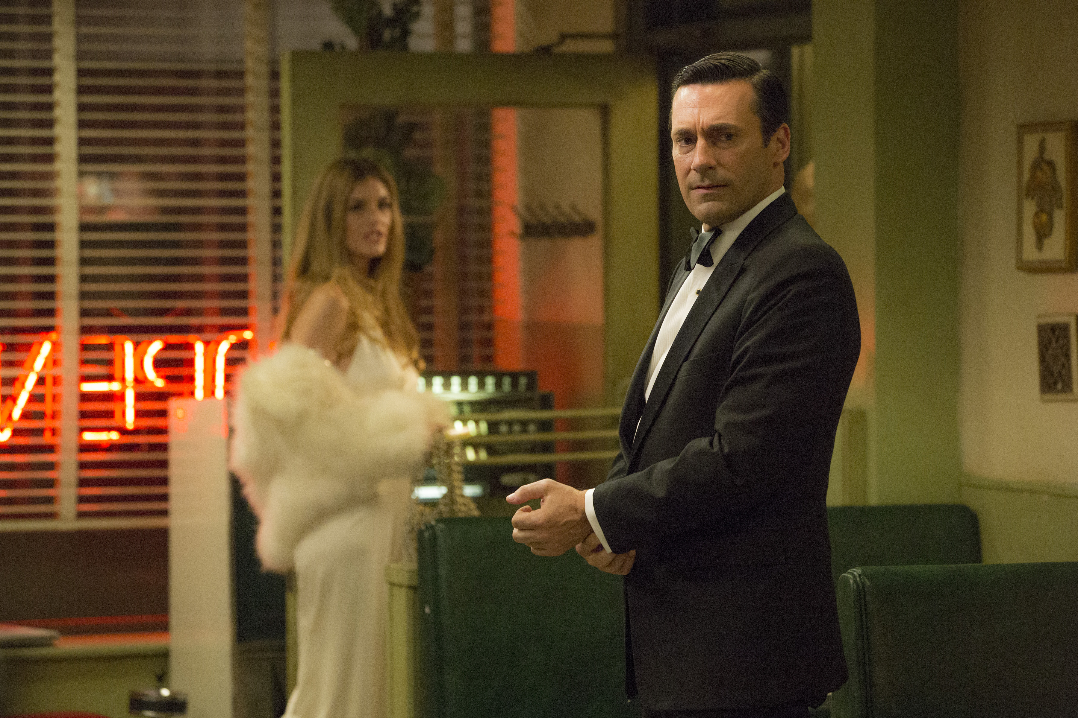 Still of Jon Hamm and Maliabeth Johnson in MAD MEN. Reklamos vilkai (2007)