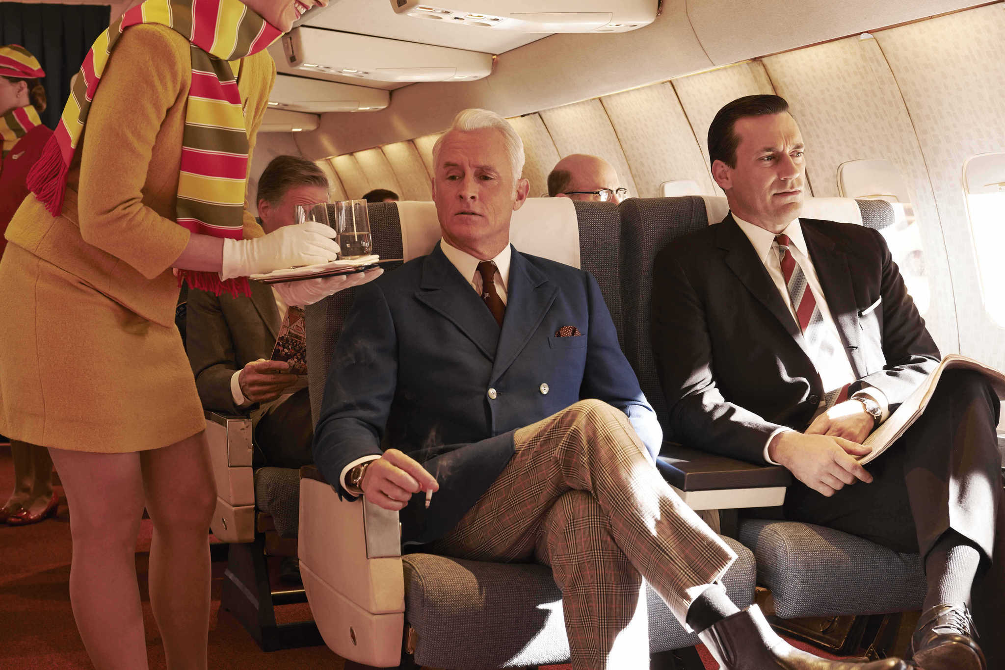 Still of Jon Hamm and John Slattery in MAD MEN. Reklamos vilkai (2007)