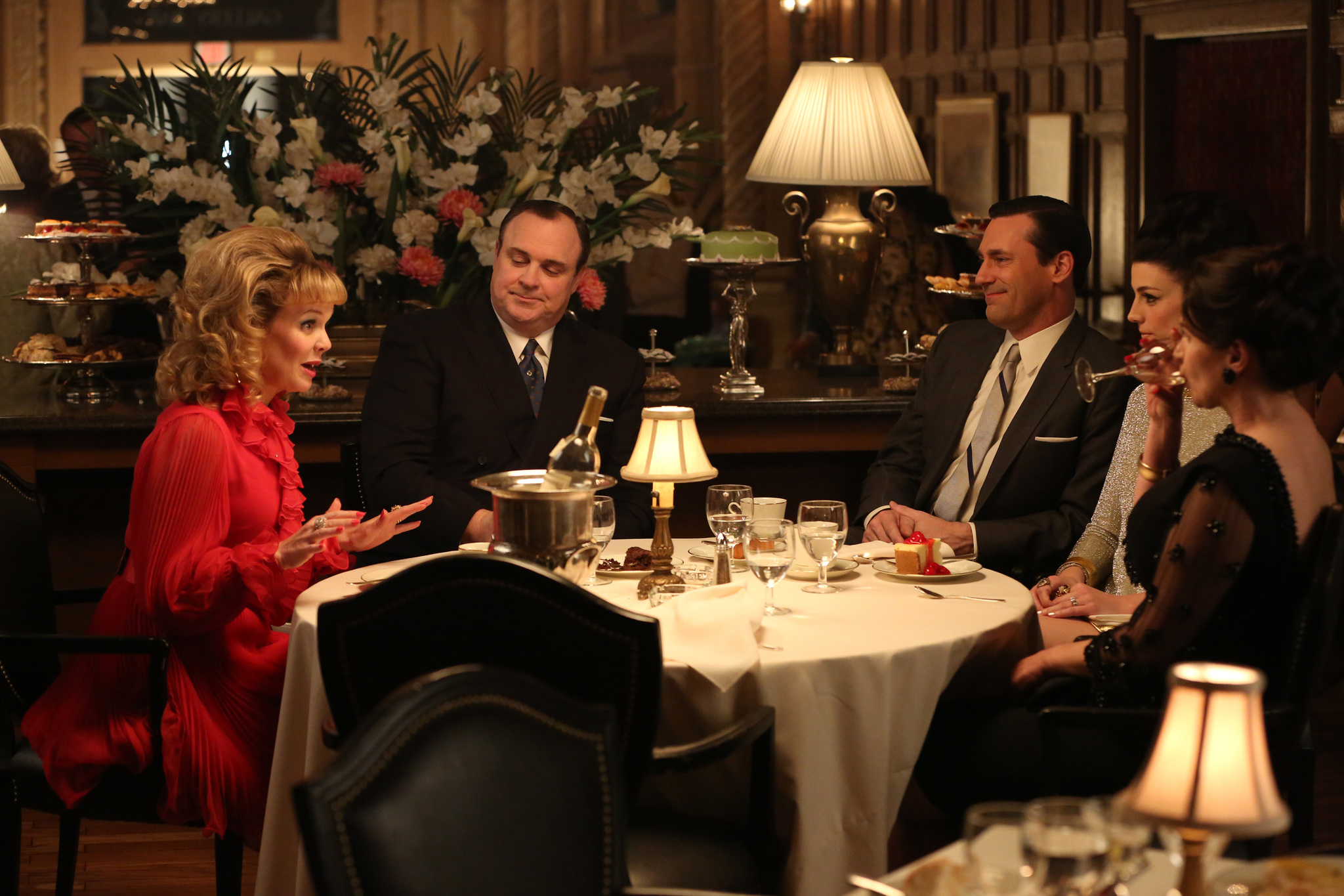 Still of Julia Ormond, Gary Basaraba, Jon Hamm and Marie Calvet in MAD MEN. Reklamos vilkai (2007)