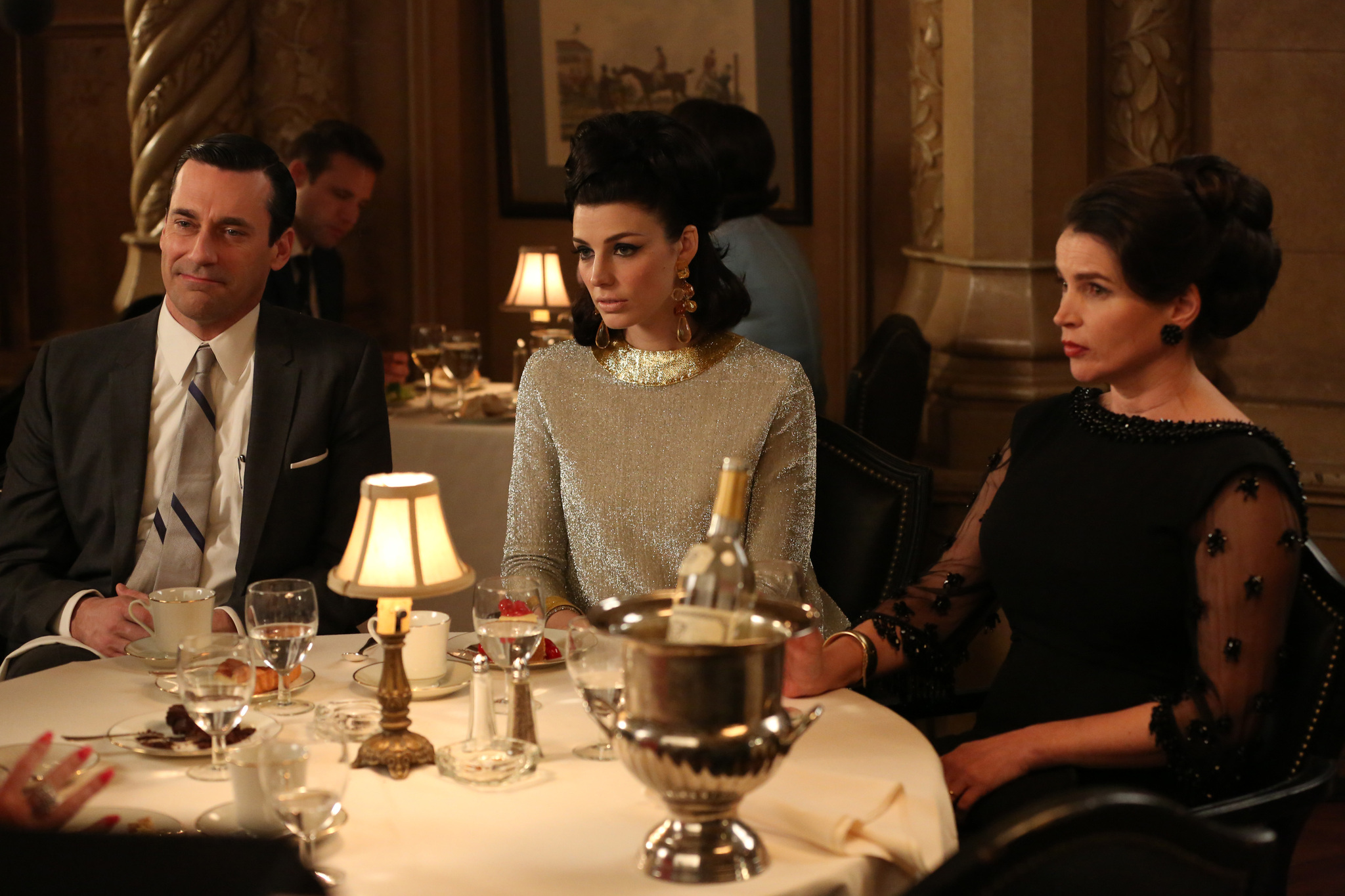 Still of Julia Ormond, Jon Hamm and Marie Calvet in MAD MEN. Reklamos vilkai (2007)