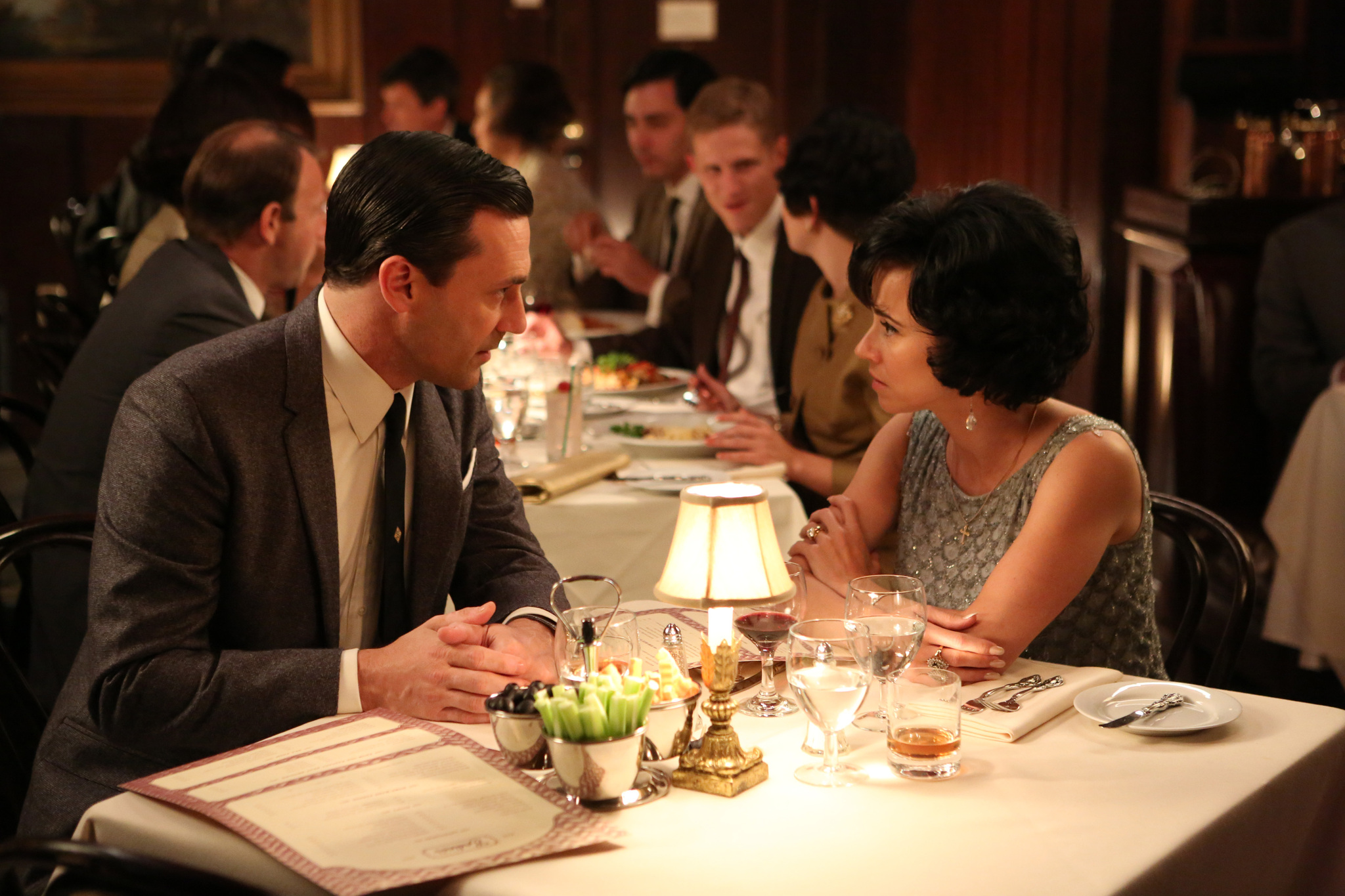 Still of Linda Cardellini and Jon Hamm in MAD MEN. Reklamos vilkai (2007)