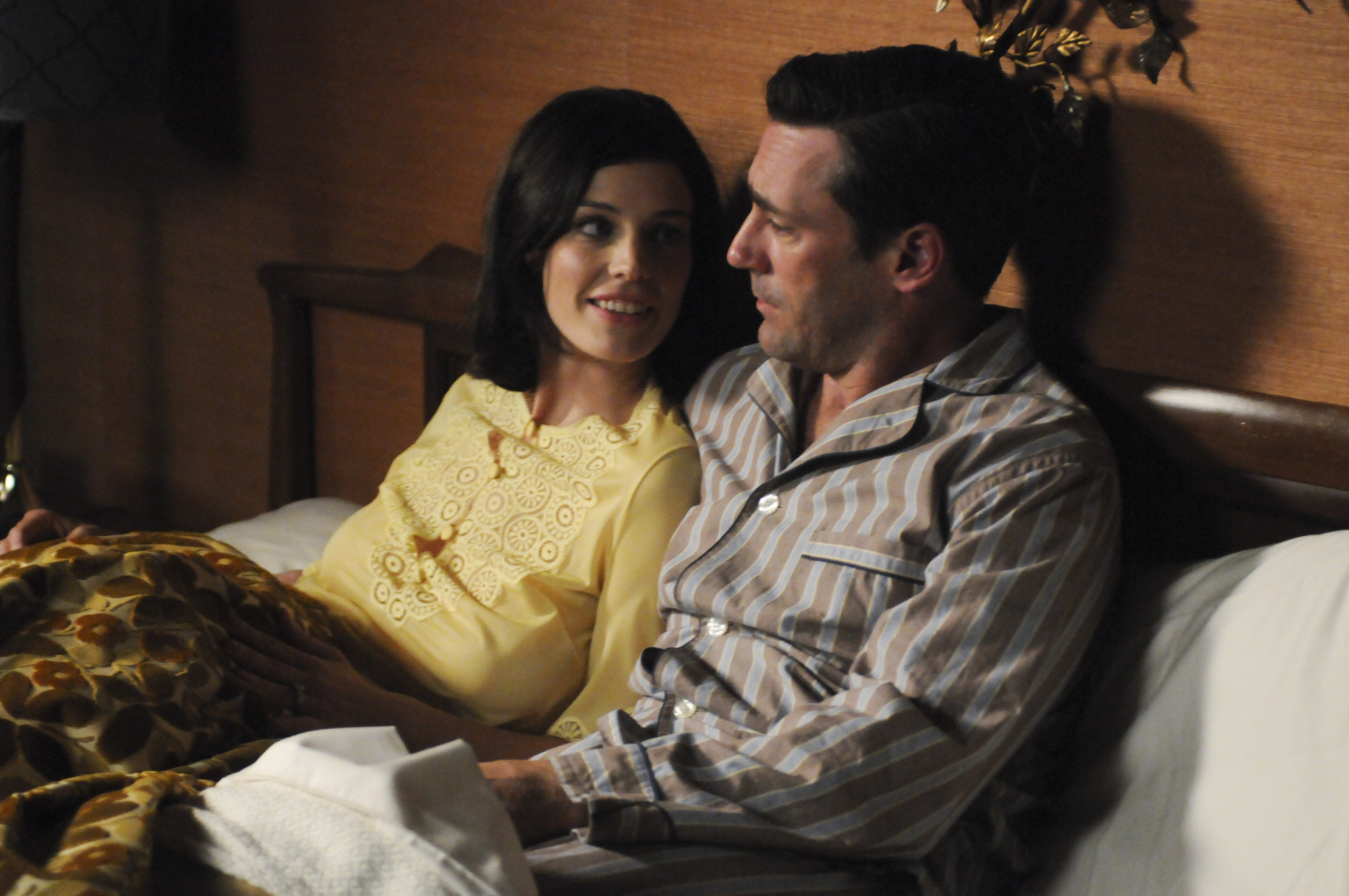 Still of Jon Hamm and Jessica Paré in MAD MEN. Reklamos vilkai (2007)