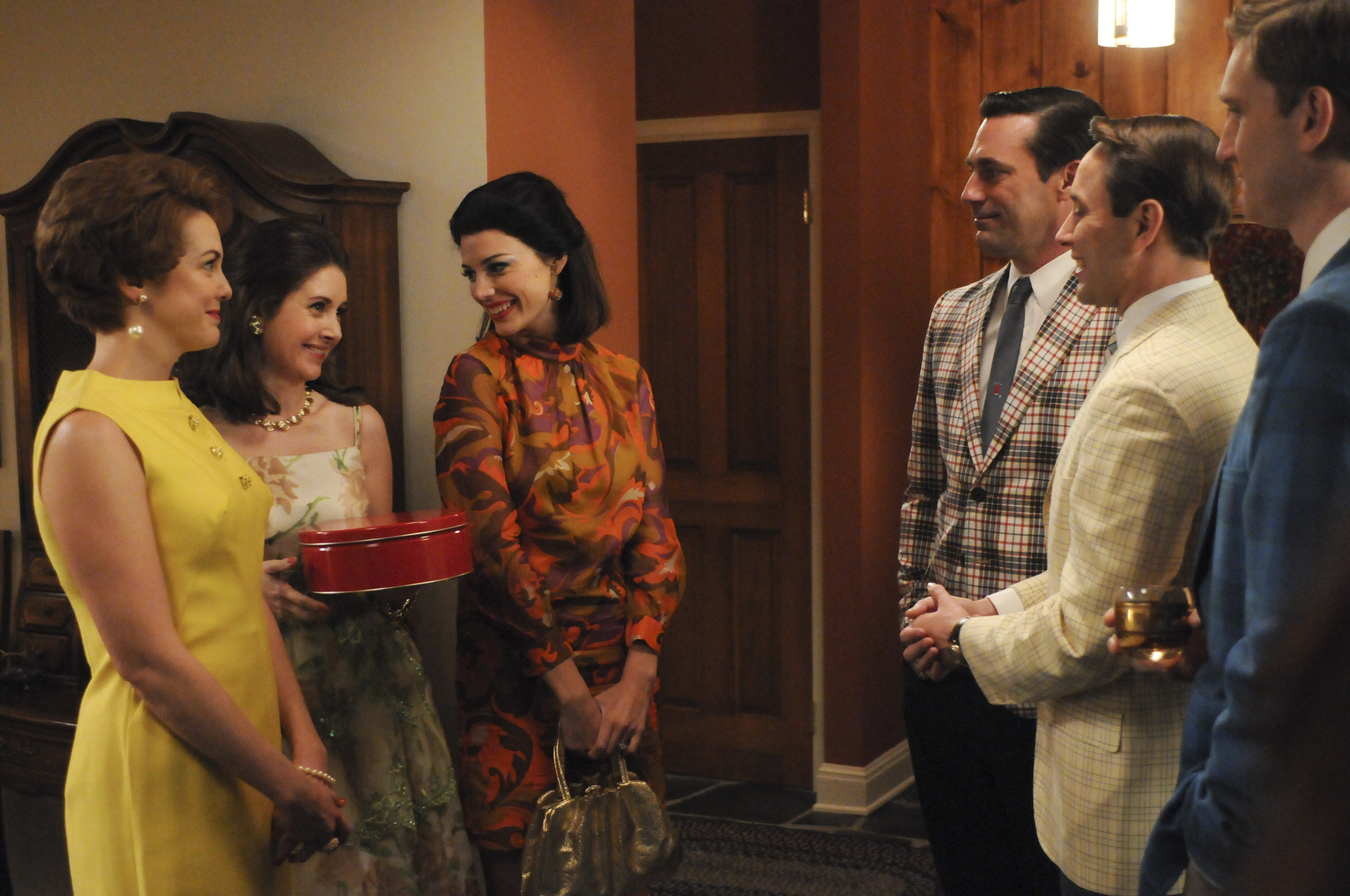 Still of Jon Hamm, Vincent Kartheiser, Larisa Oleynik, Jessica Paré, Alison Brie and Aaron Staton in MAD MEN. Reklamos vilkai (2007)