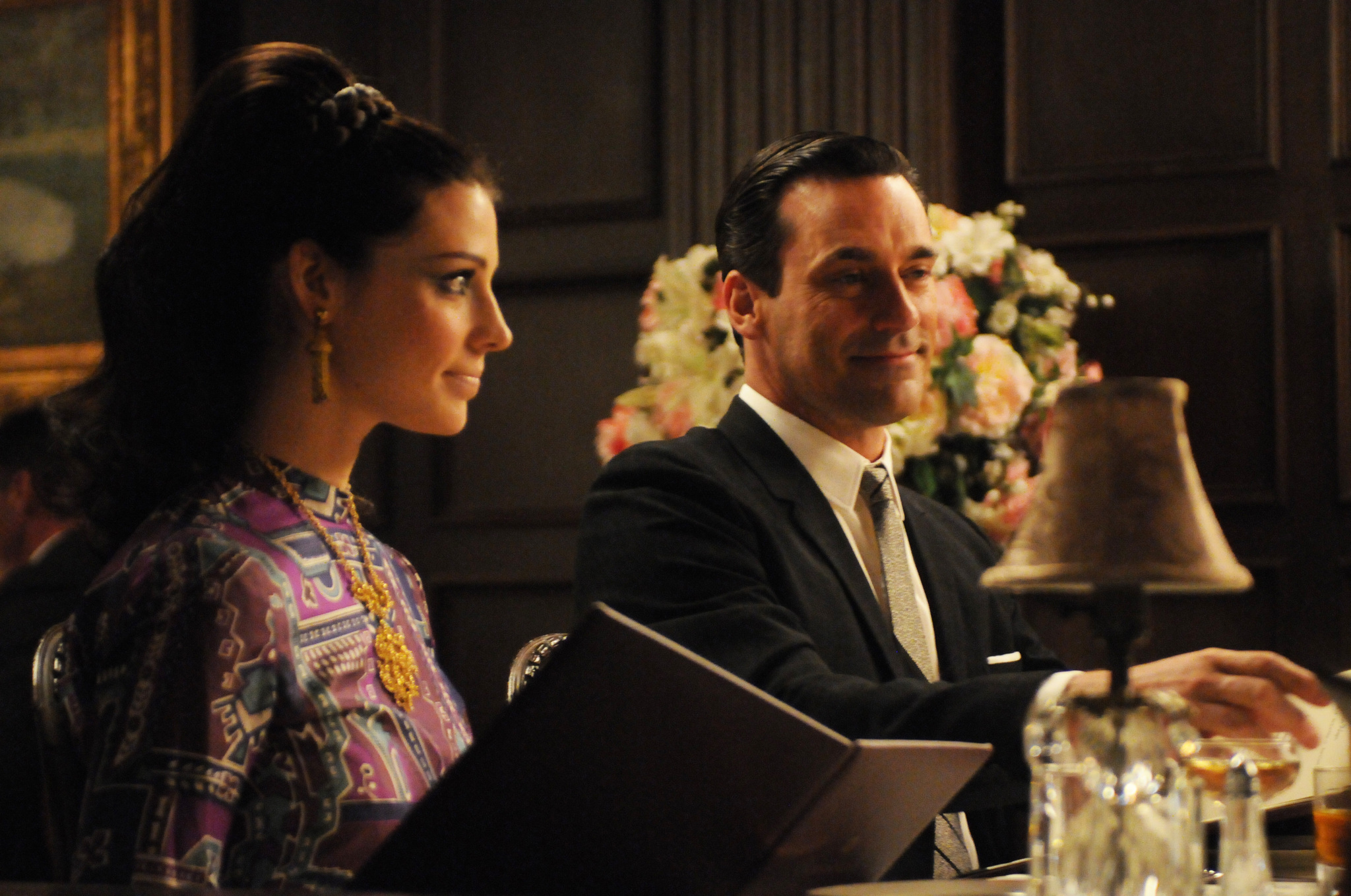 Still of Jon Hamm and Jessica Paré in MAD MEN. Reklamos vilkai (2007)