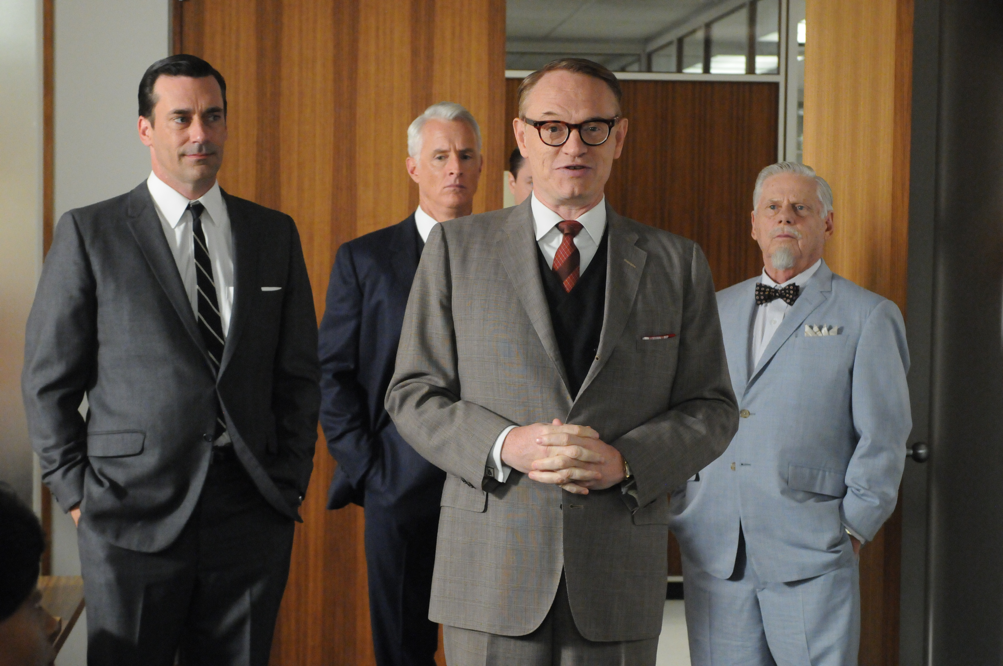 Still of Jon Hamm, Jared Harris and John Slattery in MAD MEN. Reklamos vilkai (2007)