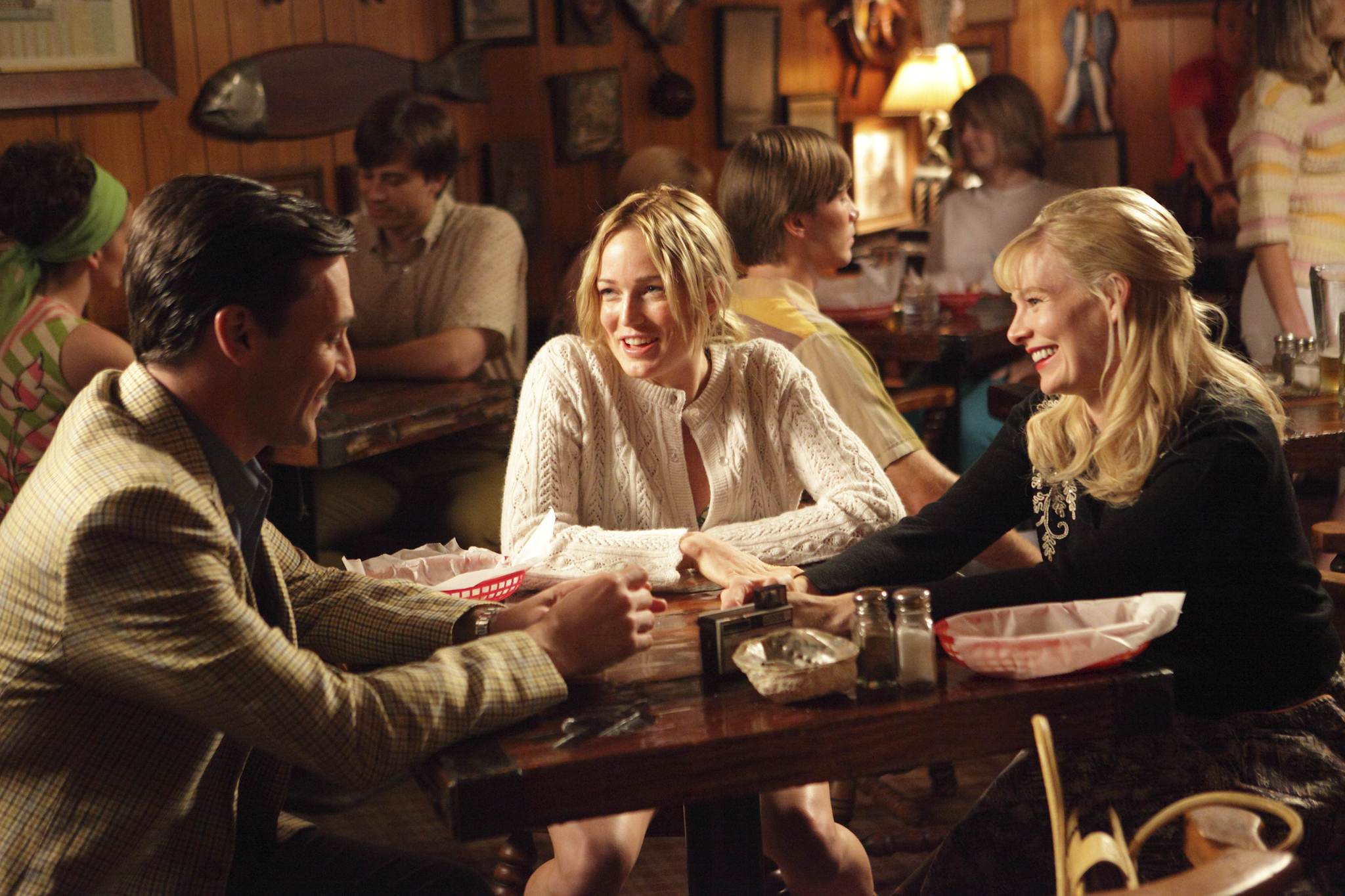 Still of Jon Hamm, Melinda Page Hamilton and Caity Lotz in MAD MEN. Reklamos vilkai (2007)