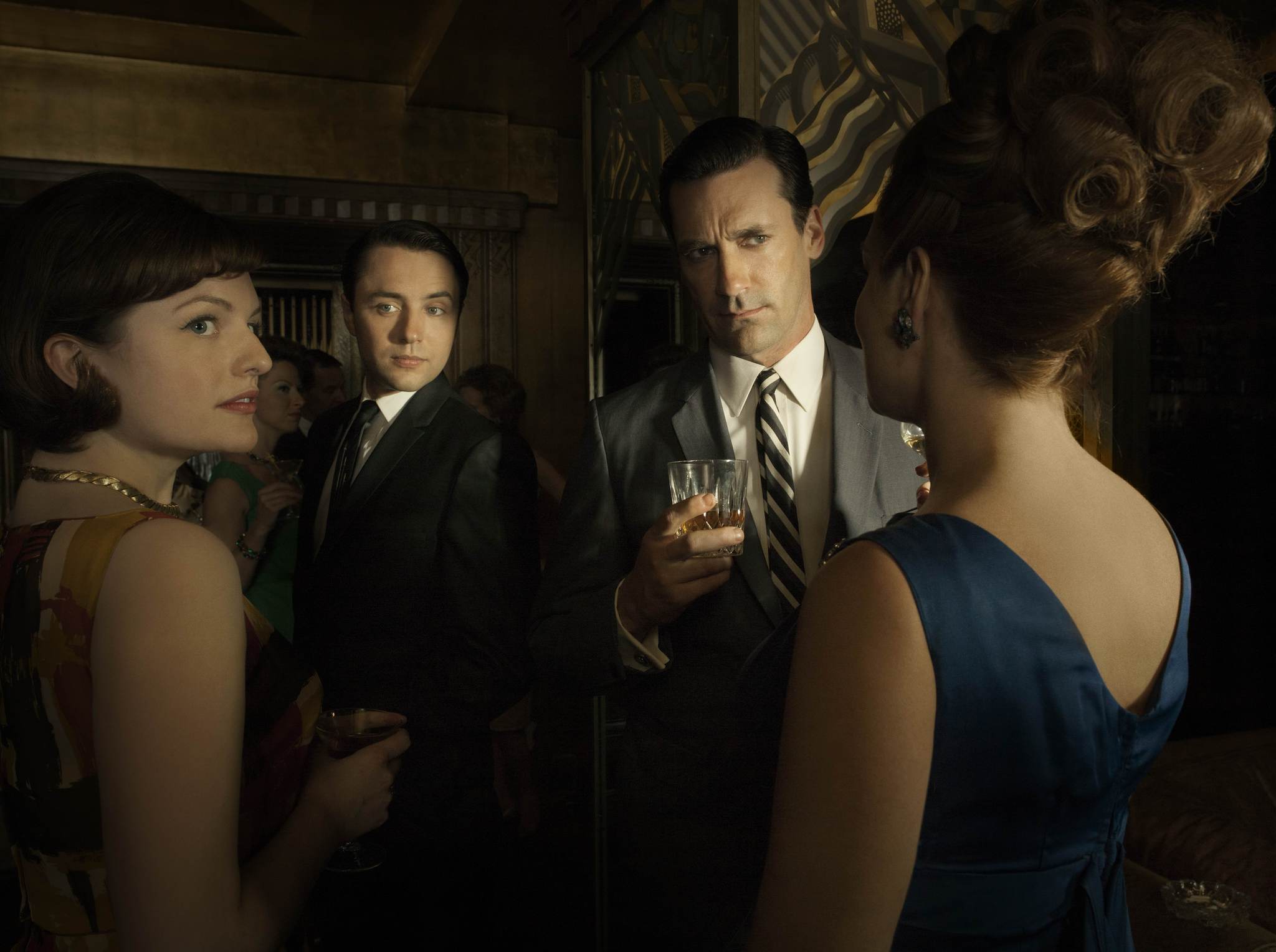 Still of Elisabeth Moss, Jon Hamm and Vincent Kartheiser in MAD MEN. Reklamos vilkai (2007)