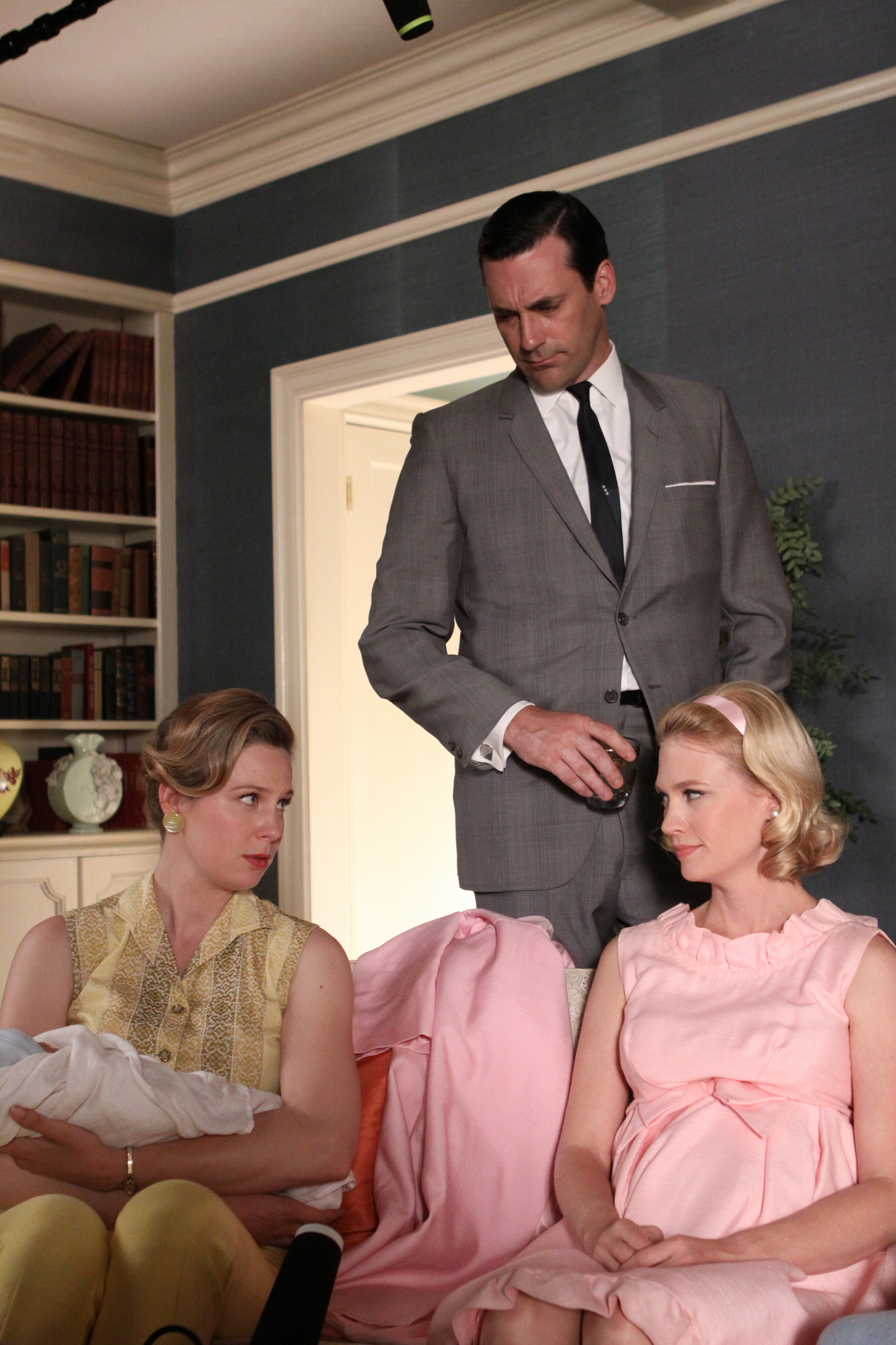 Still of January Jones, Anne Dudek and Jon Hamm in MAD MEN. Reklamos vilkai (2007)