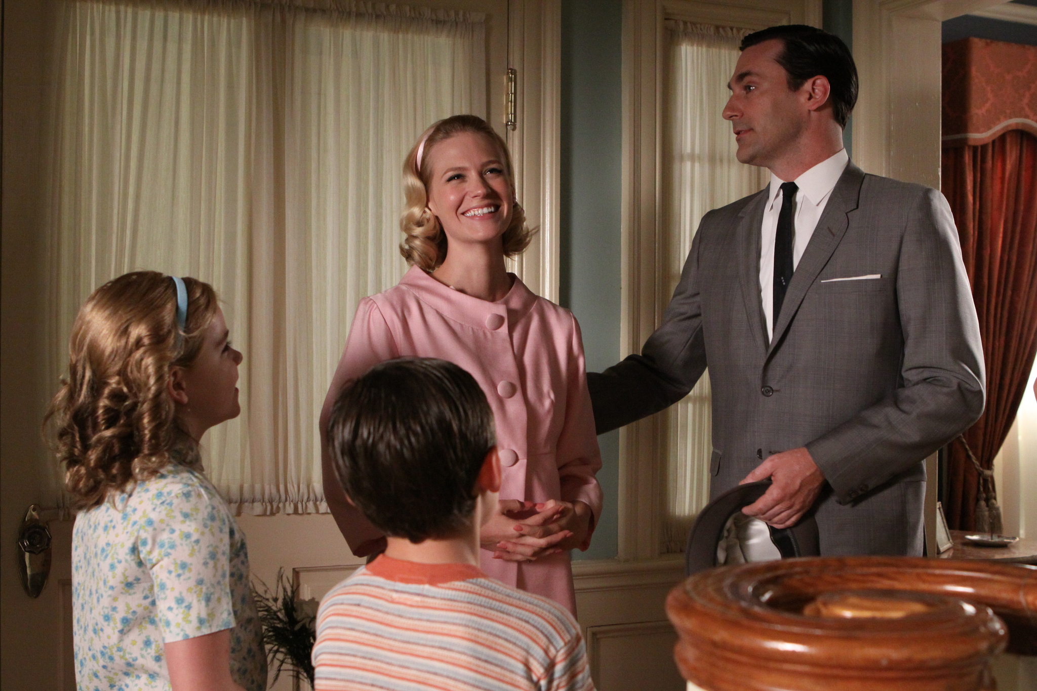 Still of January Jones and Jon Hamm in MAD MEN. Reklamos vilkai (2007)