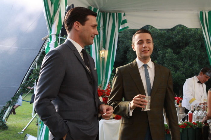 Still of Jon Hamm and Vincent Kartheiser in MAD MEN. Reklamos vilkai (2007)