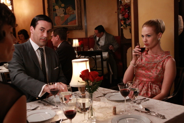 Still of January Jones and Jon Hamm in MAD MEN. Reklamos vilkai (2007)