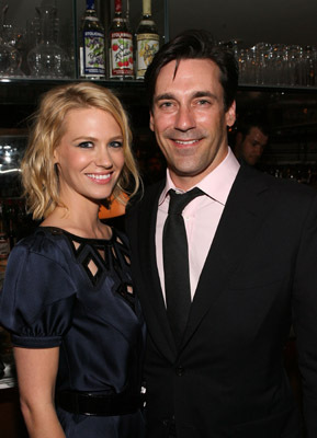 January Jones and Jon Hamm at event of MAD MEN. Reklamos vilkai (2007)