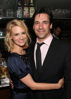 January Jones and Jon Hamm at event of MAD MEN. Reklamos vilkai (2007)