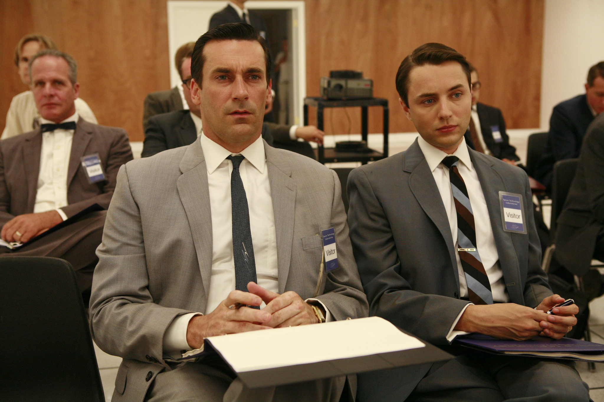 Still of Jon Hamm and Vincent Kartheiser in MAD MEN. Reklamos vilkai (2007)