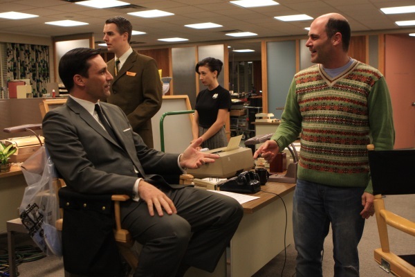 Still of Jon Hamm and Matthew Weiner in MAD MEN. Reklamos vilkai (2007)