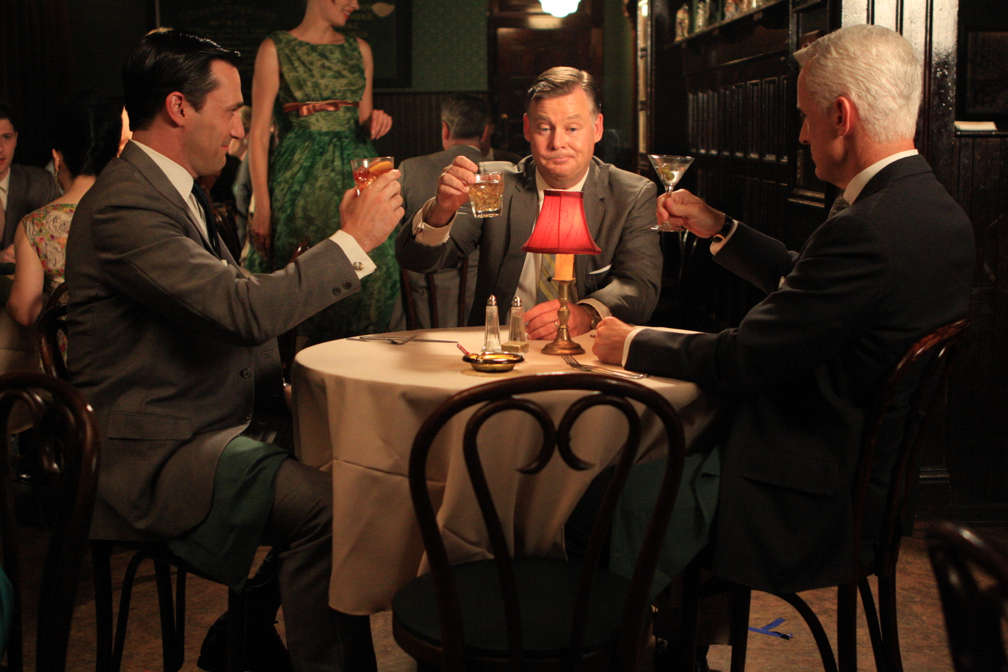 Still of Jon Hamm and John Slattery in MAD MEN. Reklamos vilkai (2007)