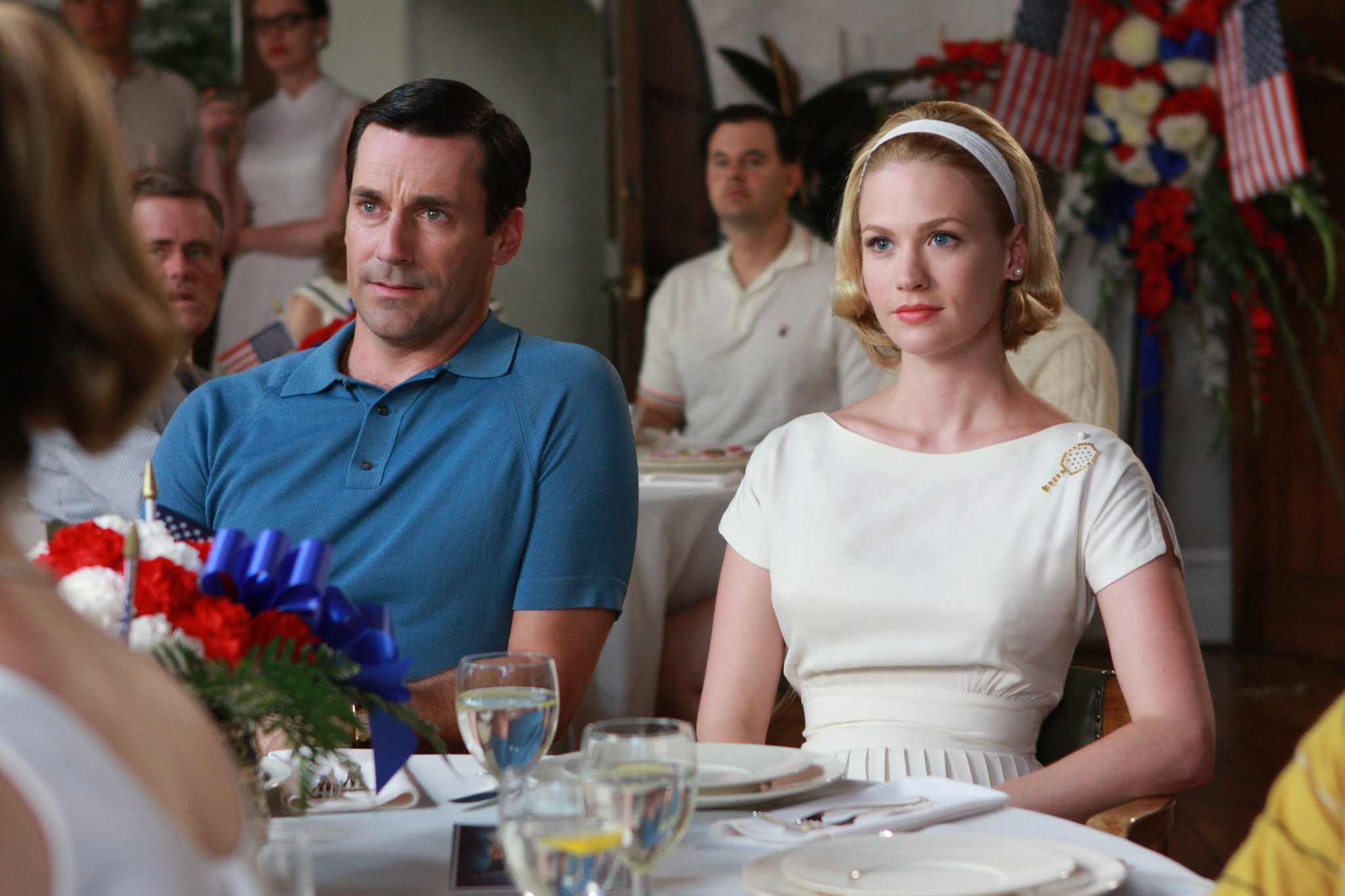 Still of January Jones and Jon Hamm in MAD MEN. Reklamos vilkai (2007)