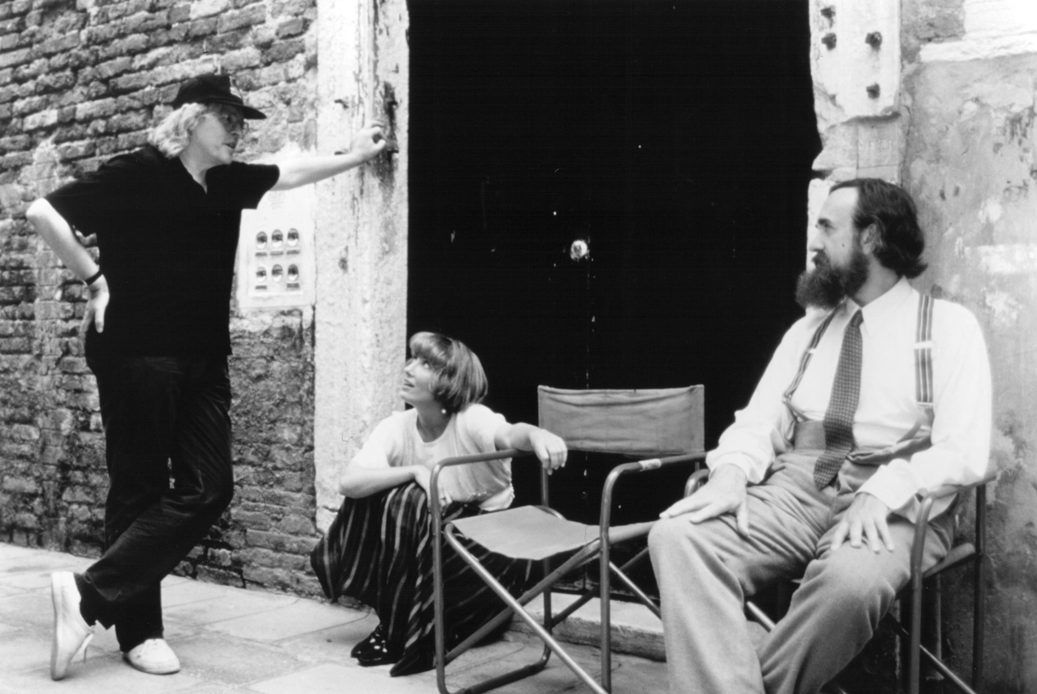 Still of Jonathan Pryce, Emma Thompson and Christopher Hampton in Carrington (1995)