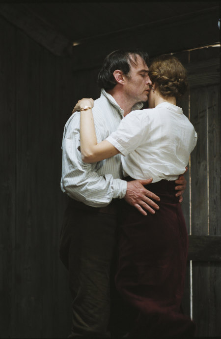 Still of Jean-Louis Coulloc'h and Marina Hands in Lady Chatterley (2006)