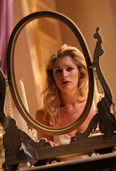 Lesley Harcourt as Maggie in Cat on a Hot Tin Roof