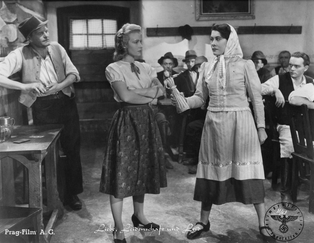 Still of Karin Hardt and Margit Symo in Liebe, Leidenschaft und Leid (1943)