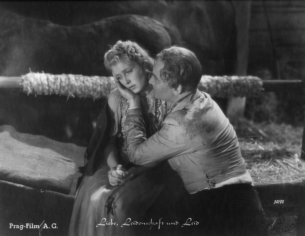 Still of Karin Hardt and Richard Häussler in Liebe, Leidenschaft und Leid (1943)