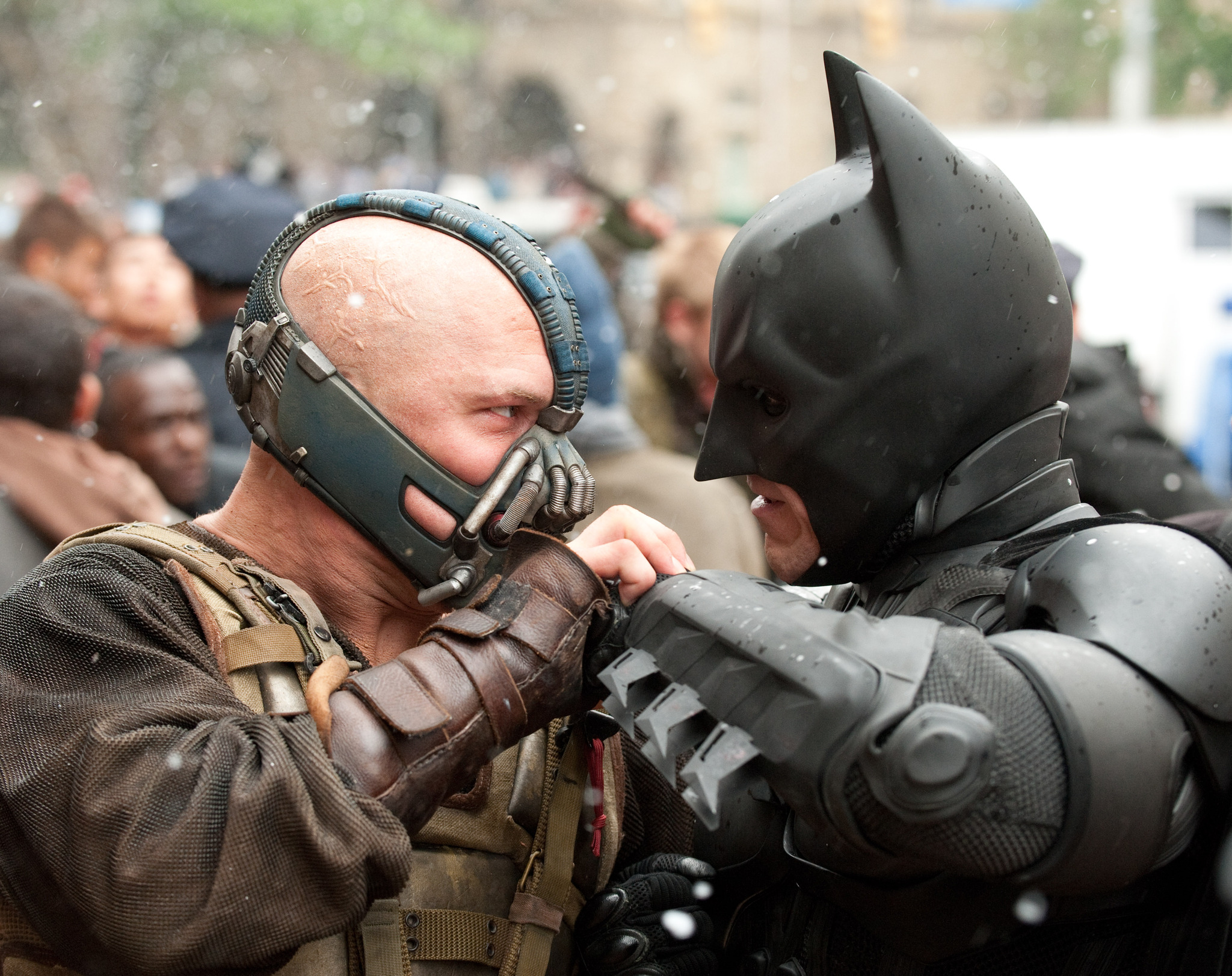 Still of Christian Bale and Tom Hardy in Tamsos riterio sugrizimas (2012)
