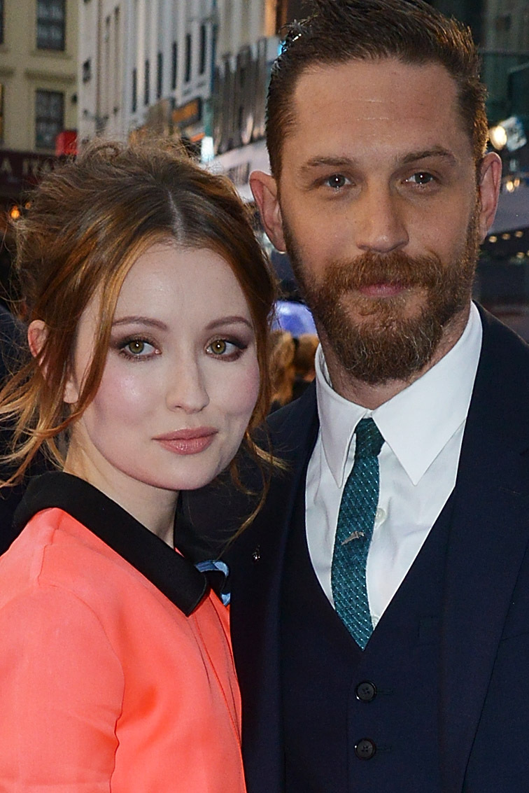 Emily Browning and Tom Hardy at event of Legenda (2015)