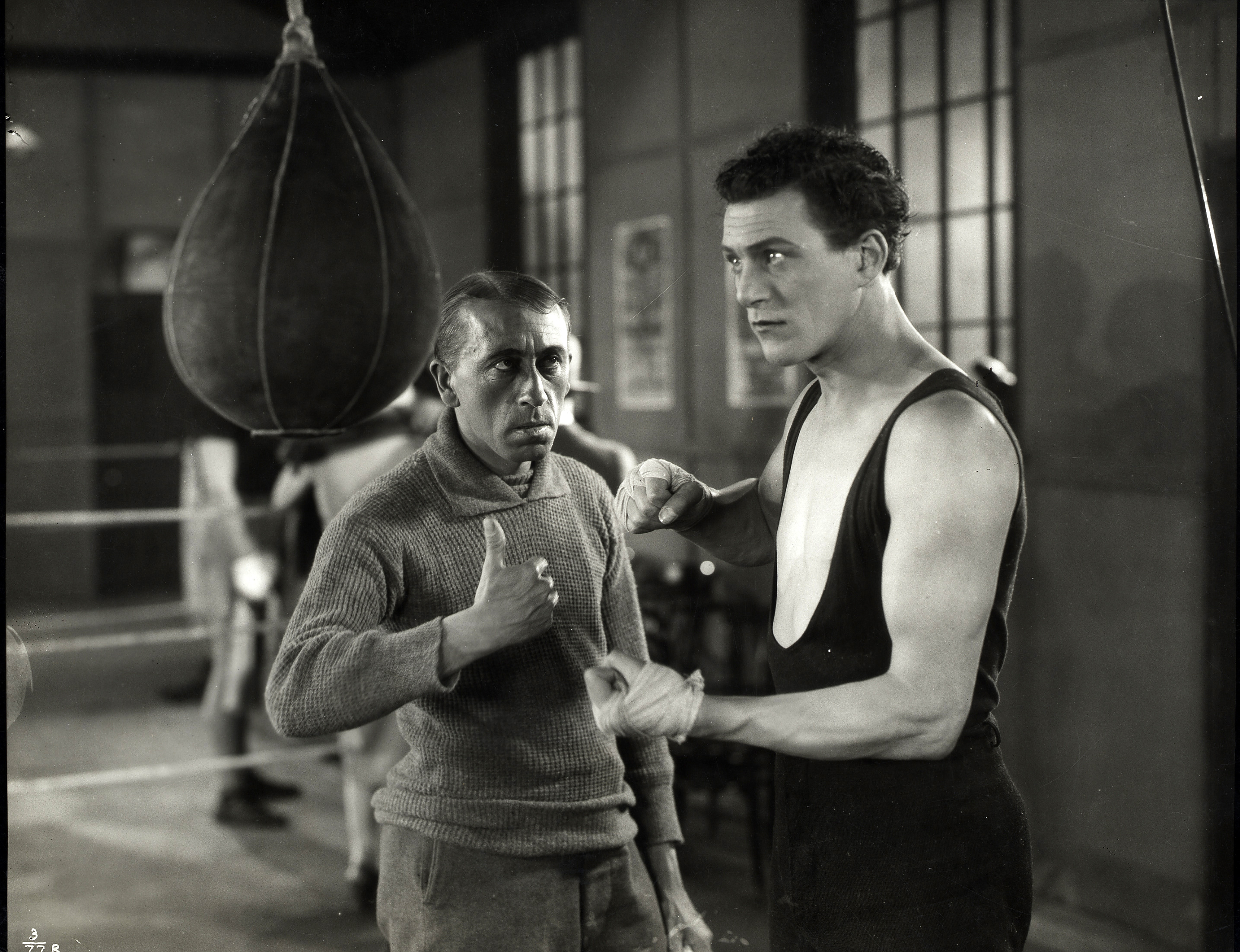 Still of Carl Brisson and Gordon Harker in The Ring (1927)