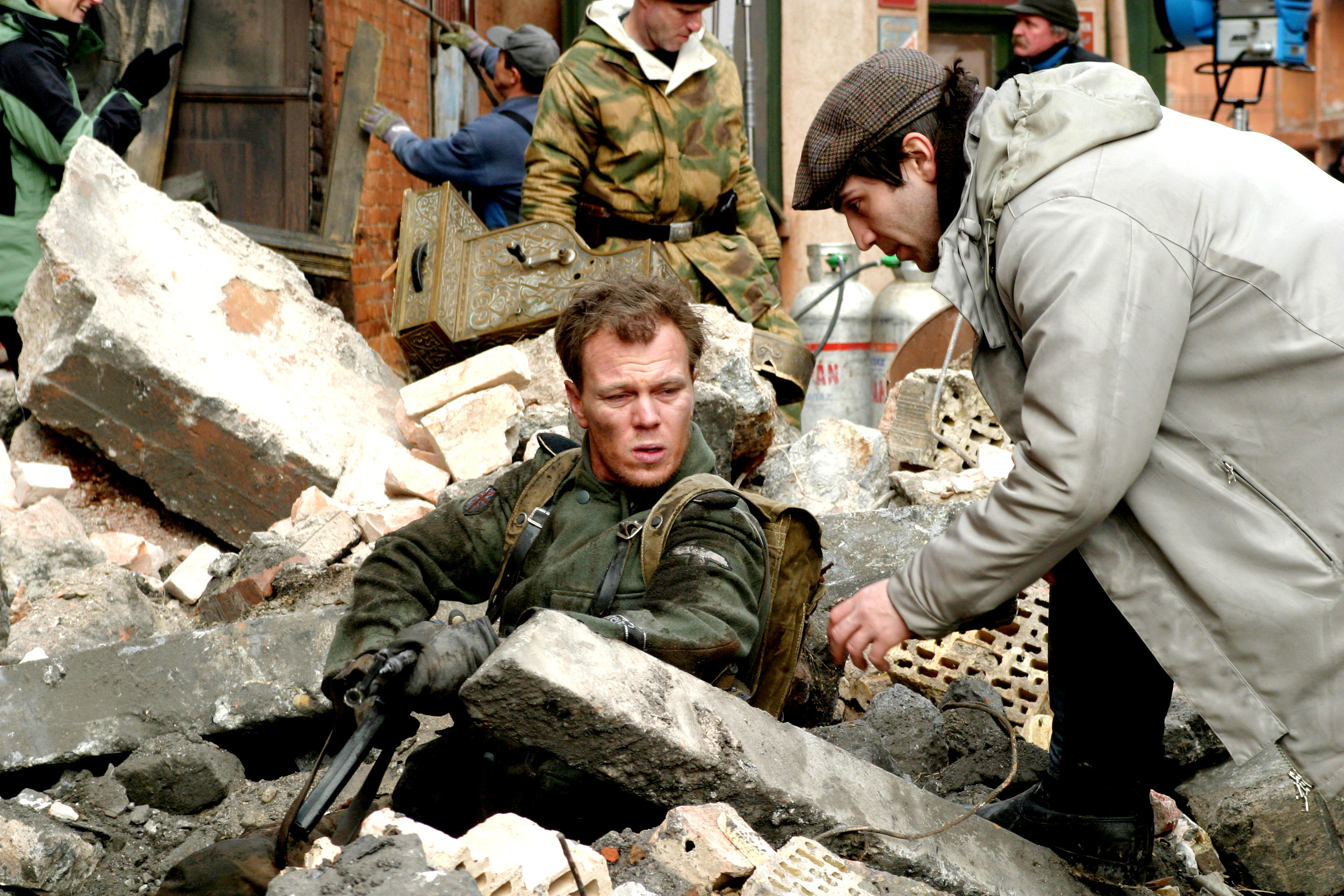 Reg Traviss discusses final battle scene on location with Ricci Harnett (2005)