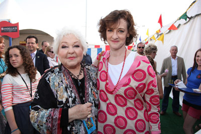 Joan Cusack and Estelle Harris at event of Zaislu istorija 3 (2010)