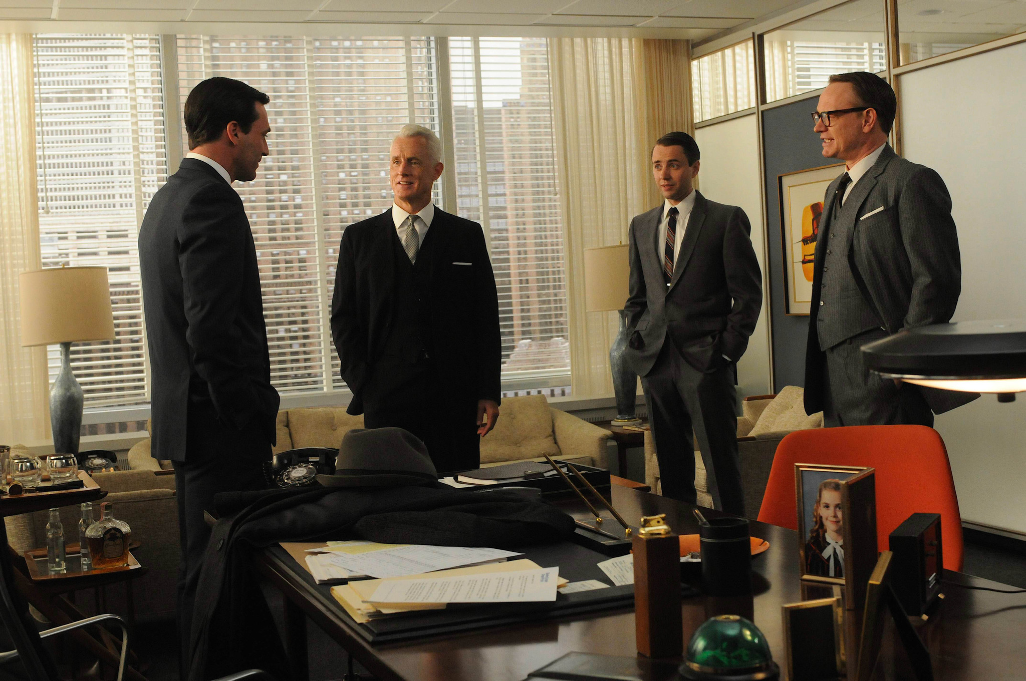 Still of Jon Hamm, Jared Harris, Vincent Kartheiser and John Slattery in MAD MEN. Reklamos vilkai (2007)