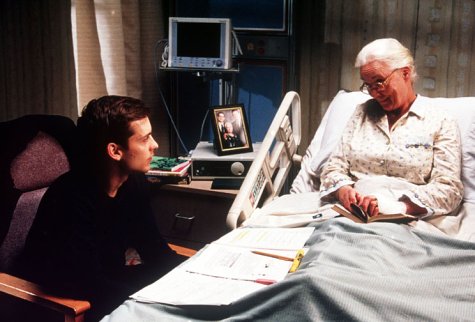 Tobey Maguire and Rosemary Harris in Zmogus voras (2002)