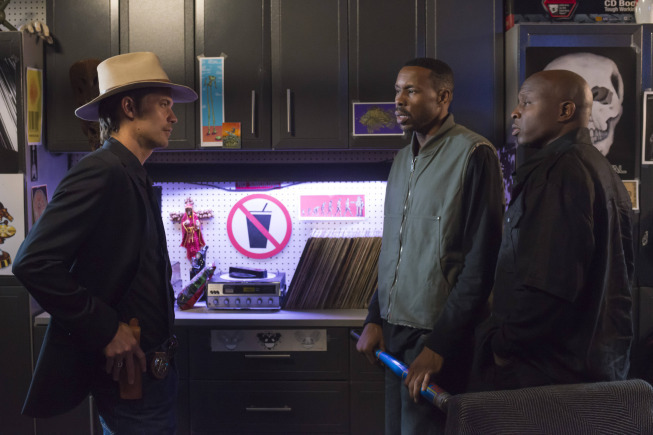 Still of Steve Harris, Wood Harris and Timothy Olyphant in Justified (2010)