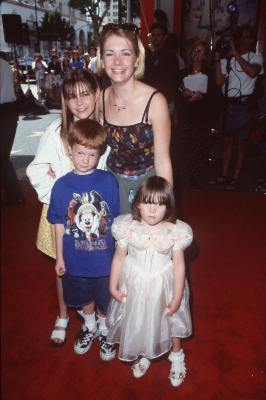 Melissa Joan Hart, Brian Hart and Emily Hart at event of Quest for Camelot (1998)