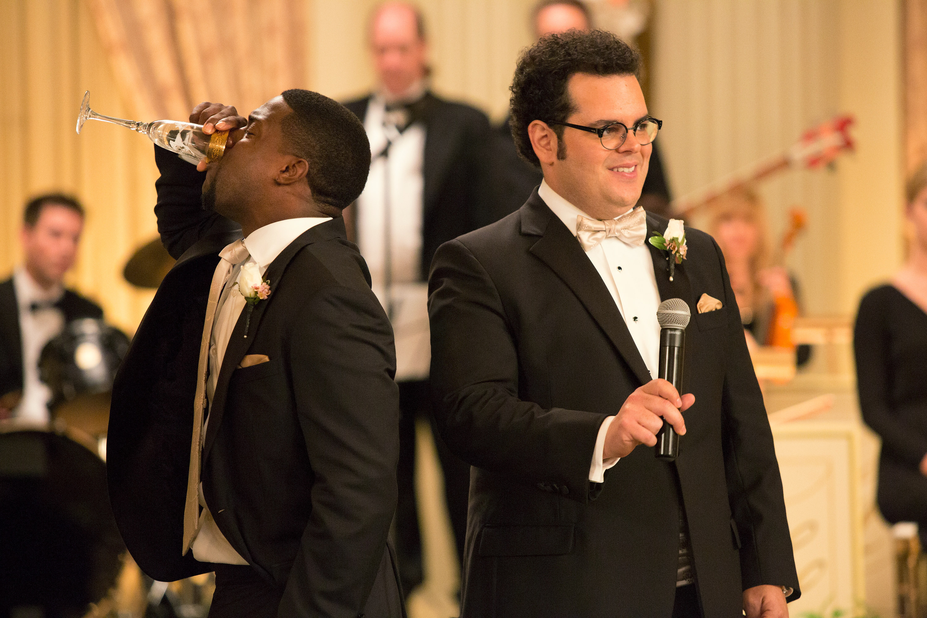 Still of Kevin Hart and Josh Gad in Pabroliu nuoma (2015)