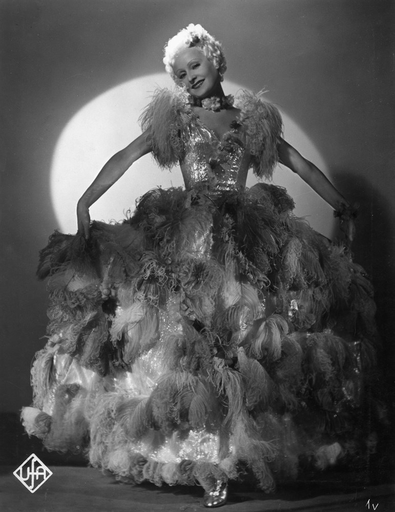Still of Lilian Harvey in Fanny Elssler (1937)