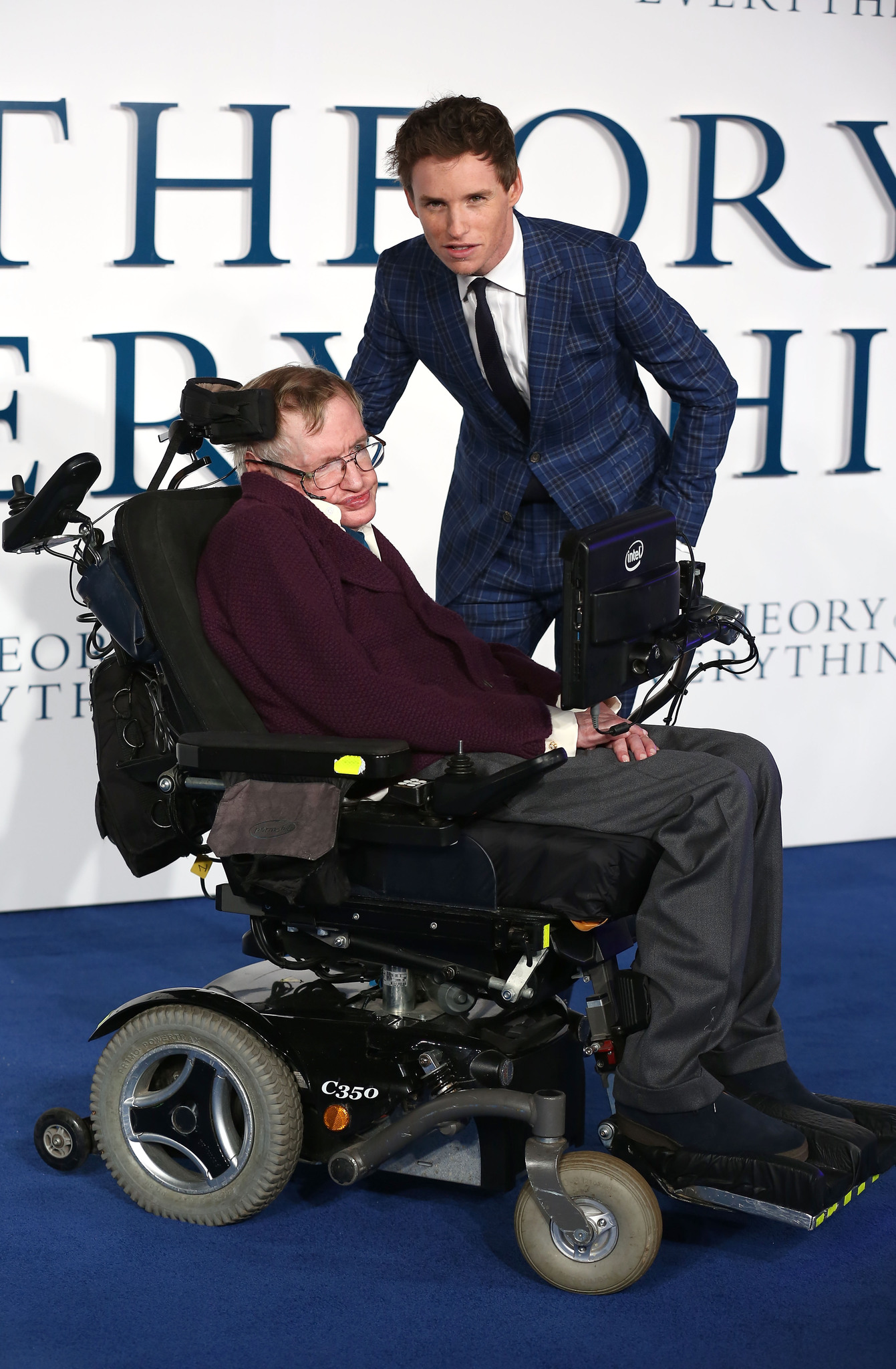 Stephen Hawking and Eddie Redmayne at event of Visko teorija (2014)