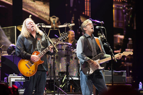Still of Eric Clapton and Warren Haynes in Eric Clapton's Crossroads Guitar Festival 2013 (2013)
