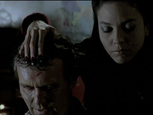 Still of Anthony Head and Juliet Landau in Vampyru zudike (1997)