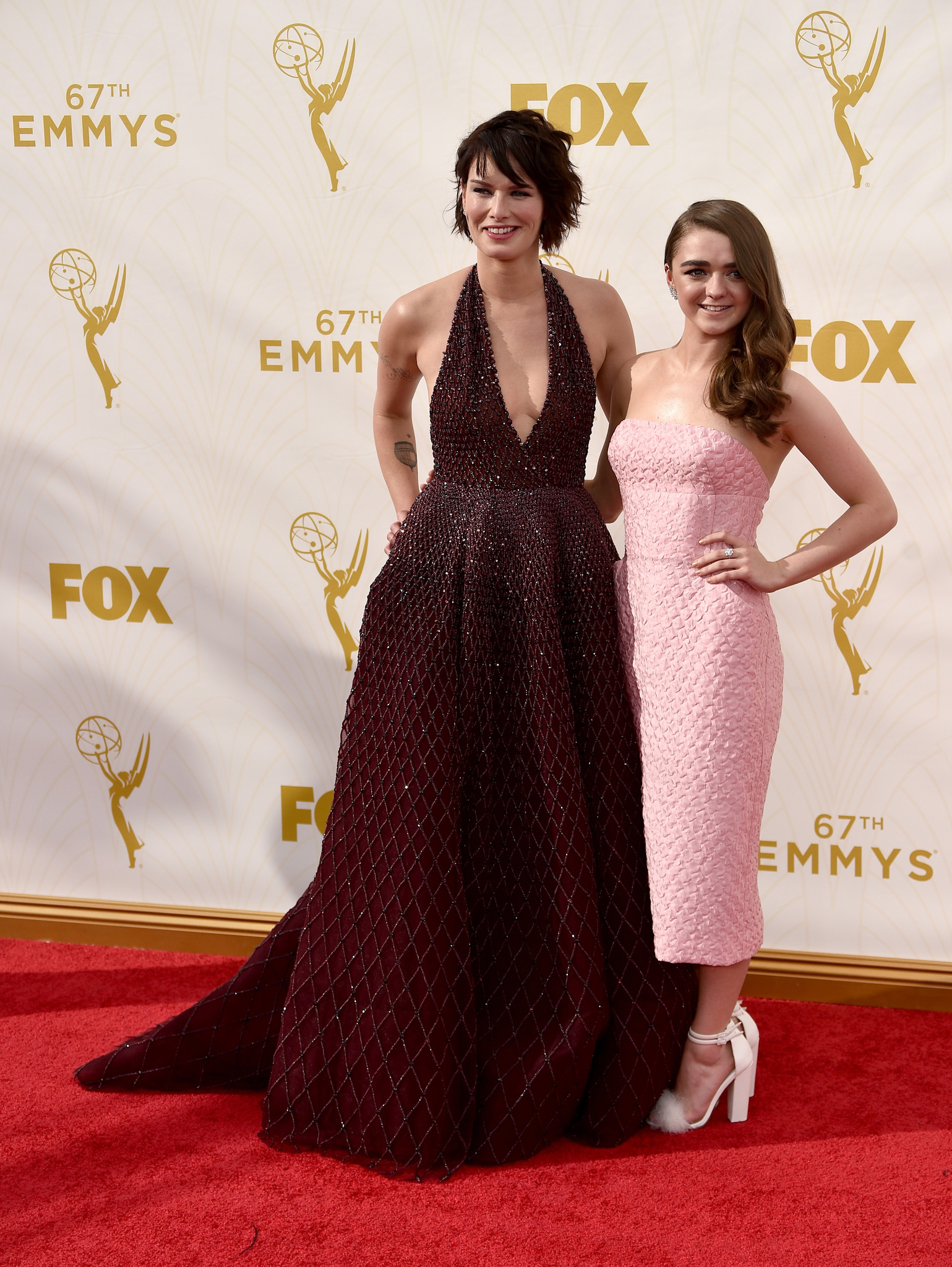 Lena Headey and Maisie Williams at event of The 67th Primetime Emmy Awards (2015)