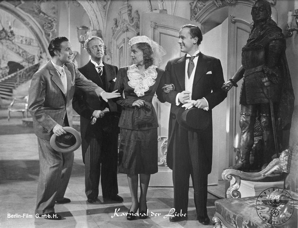 Still of Johannes Heesters, Dora Komar, Richard Romanowsky and Axel von Ambesser in Karneval der Liebe (1943)