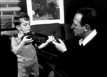 Jascha Heifetz teaching his 4 year old son how to play the violin, 1953.
