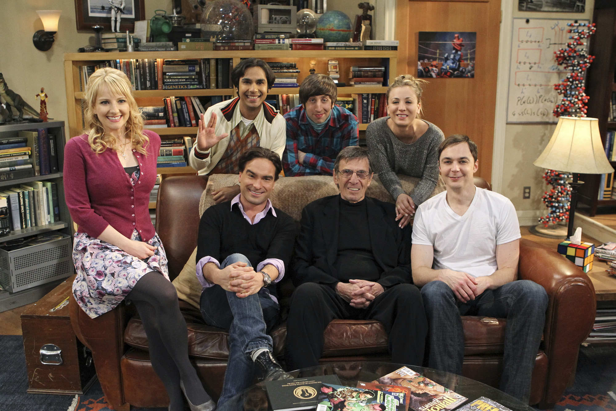 Still of Leonard Nimoy, Kaley Cuoco, Johnny Galecki, Simon Helberg, Jim Parsons, Melissa Rauch and Kunal Nayyar in Didziojo sprogimo teorija (2007)