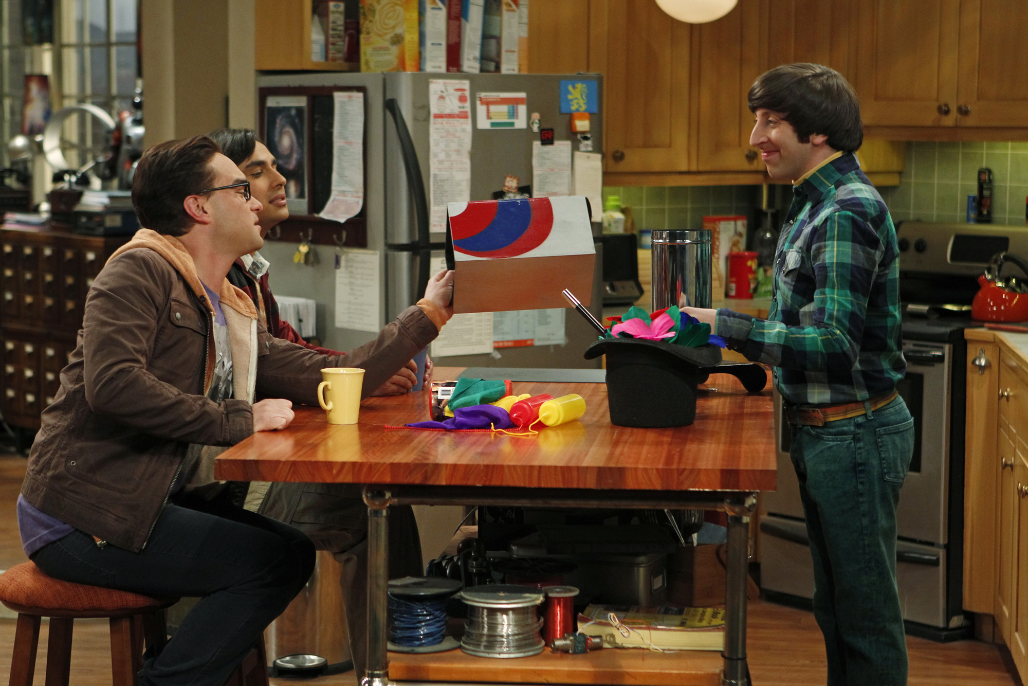 Still of Johnny Galecki, Simon Helberg and Kunal Nayyar in Didziojo sprogimo teorija (2007)